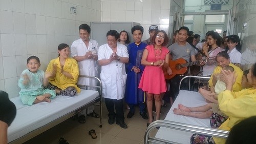 Mang âm nhạc để đổi lấy những nụ cười cho người bệnh đang điều trị tại Bệnh viện châm cứu Trung Ương