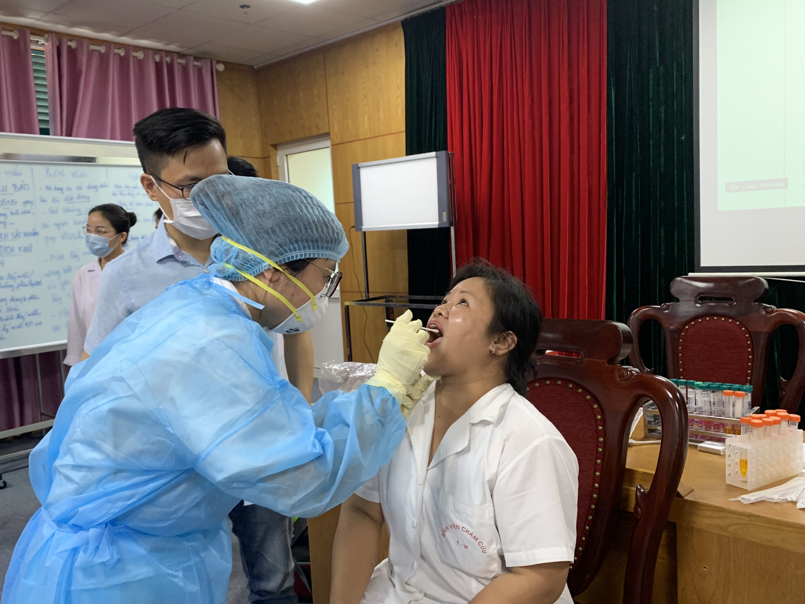 Bệnh viện Châm cứu Trung Ương tổ chức lớp học tăng cường phòng và kiểm soát lây nhiễm SARV-CoV-2.