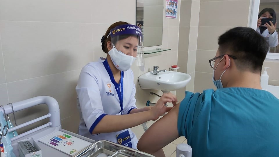 Tiêm vắc xin ngừa COVID-19 ở Việt Nam: Những lưu ý mới từ Bộ Y tế