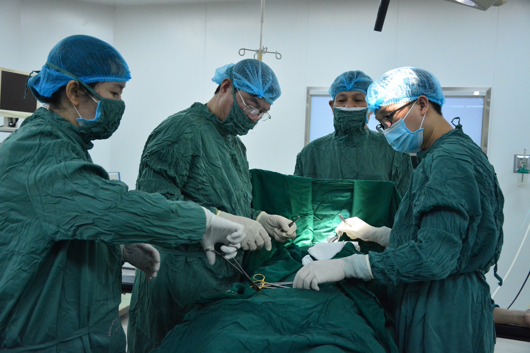 Bệnh viện Châm cứu Trung ương phẫu thuật thành công Bướu hỗn hợp tuyến giáp 2 thùy to “khổng lồ”