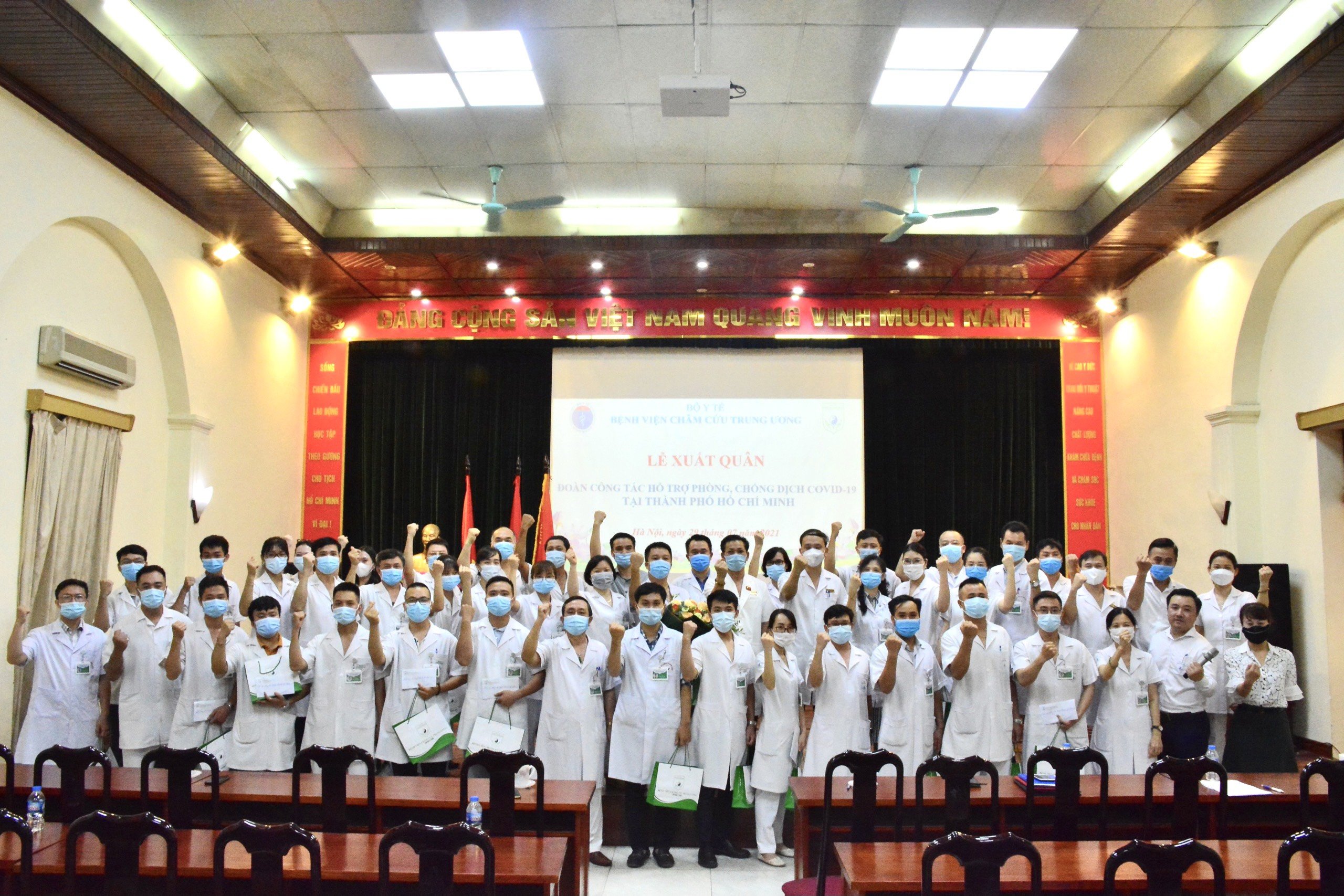 25 "chiến sĩ áo trắng" Bệnh viện Châm cứu Trung ương hỗ trợ TP.Hồ Chí Minh chống dịch COVID-19
