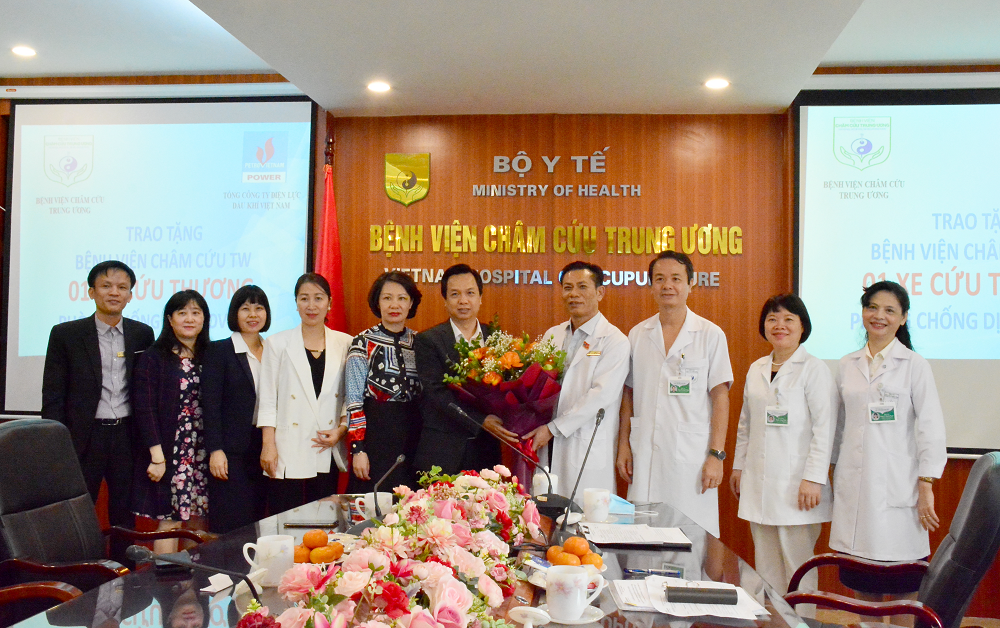 Tổng Công ty Điện lực dầu khí Việt Nam tặng Bệnh viện Châm cứu Trung ương xe cứu thương phục vụ công tác phòng, chống dịch Covid-19