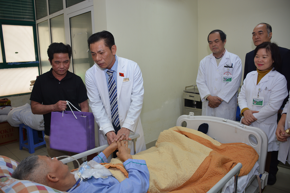 Đảng uỷ, Ban Giám đốc Bệnh viện Châm cứu Trung ương thăm và chúc tết các bệnh nhân đang điều trị tại bệnh viện