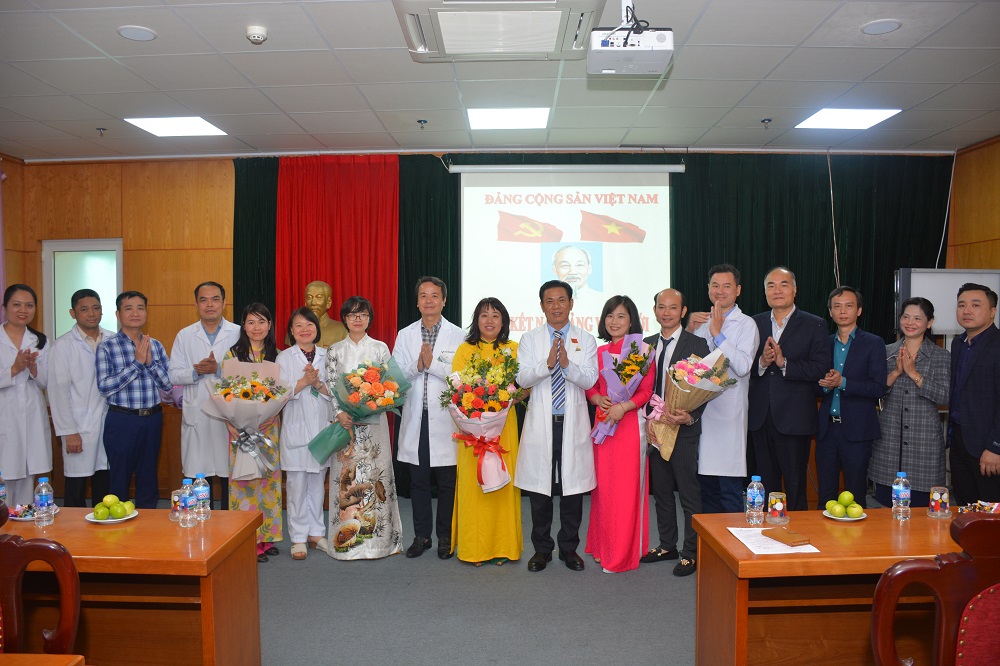 Đảng uỷ Bệnh viện Châm cứu Trung ương tổ chức lễ kết nạp Đảng cho các Đảng viên mới