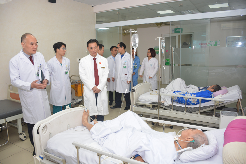 Ban giám đốc thăm và chúc tết các bệnh nhân đang điều trị tại  Bệnh viện Châm cứu Trung ương