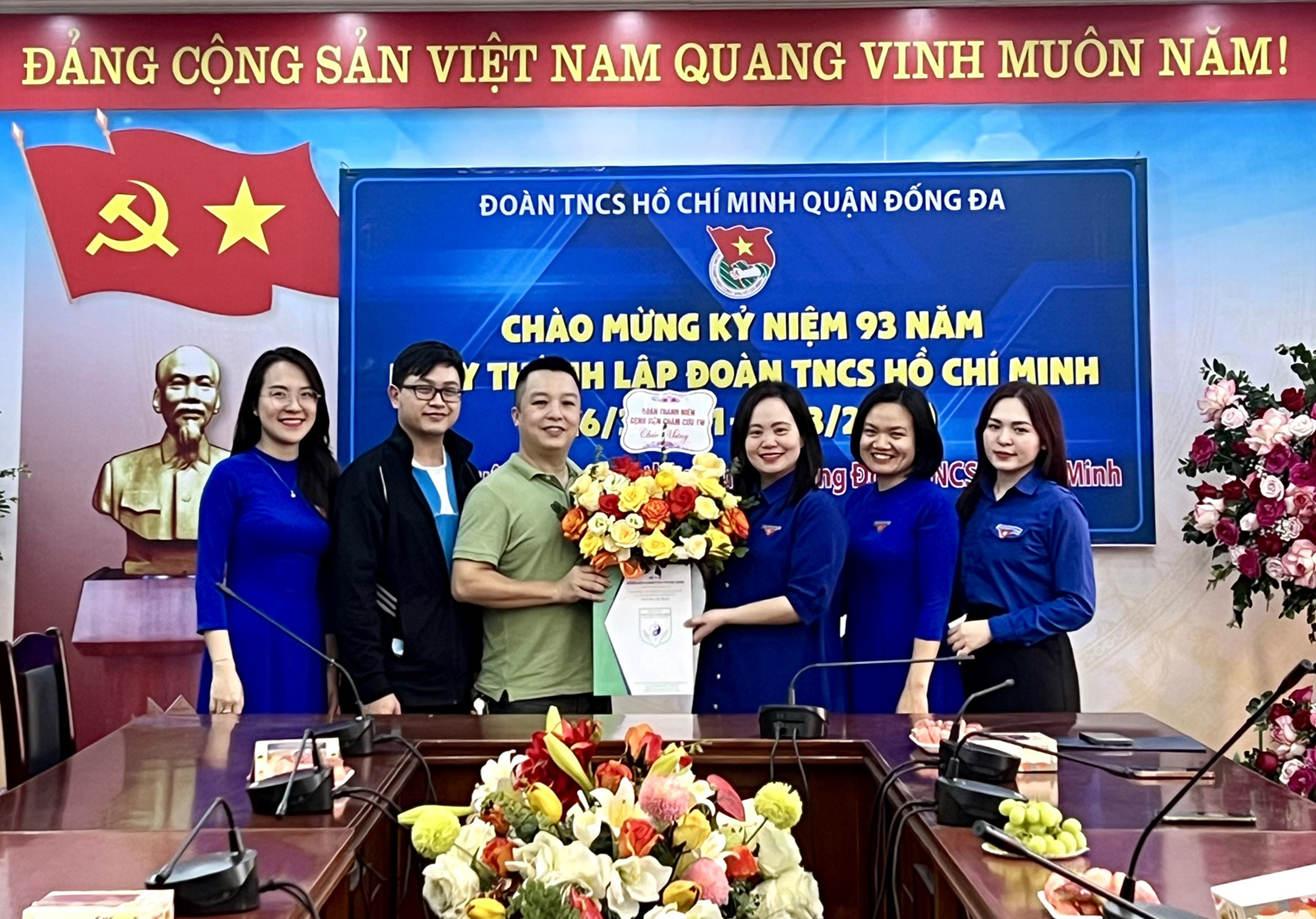BCH Đoàn TNCS Hồ Chí Minh Bệnh viện tặng hoa chúc mừng Quận Đoàn Đống Đa nhân dịp kỷ niệm 93 năm ngày thành lập Đoàn TNCS Hồ Chí Minh Việt Nam, và chuỗi hoạt động kỷ niệm Tháng Thanh niên 2024