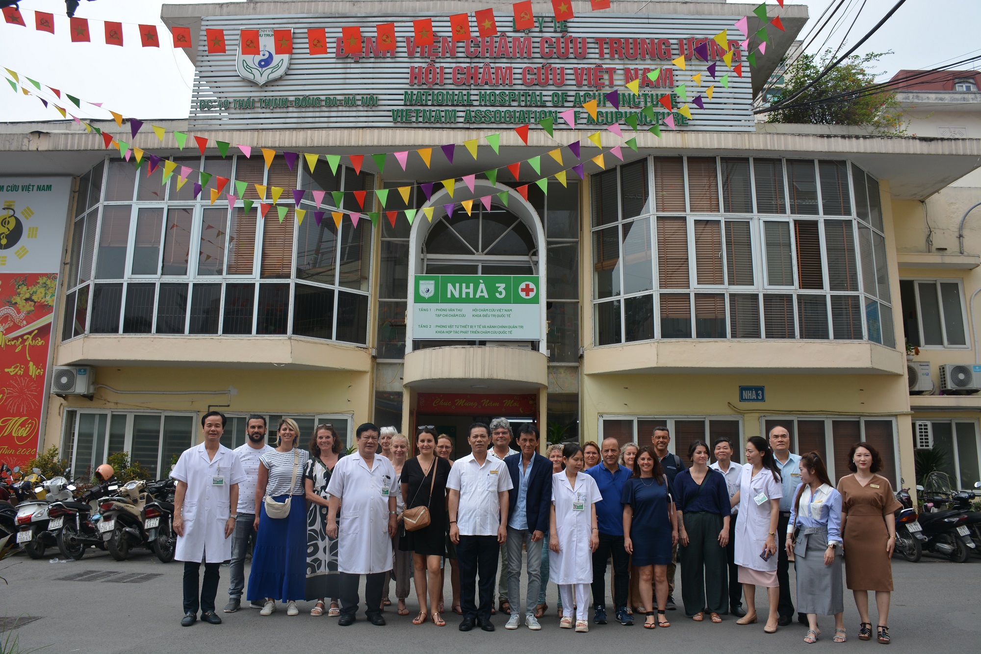 Hội đồng Châm cứu Truyền thống Quốc gia Pháp đến thăm và học tập tại Bệnh viện Châm cứu Trung ương