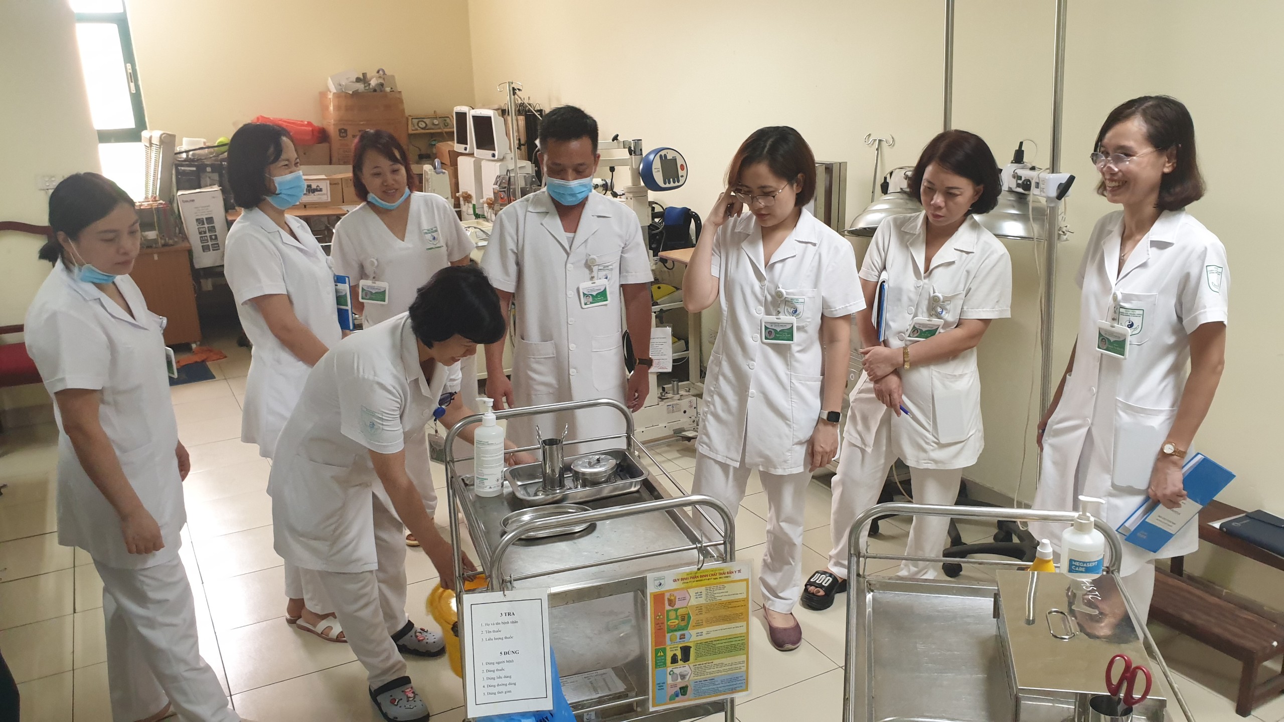 Bệnh viện Châm cứu Trung ương tổ chức tập huấn 5S xe tiêm cho các khoa lâm sàng