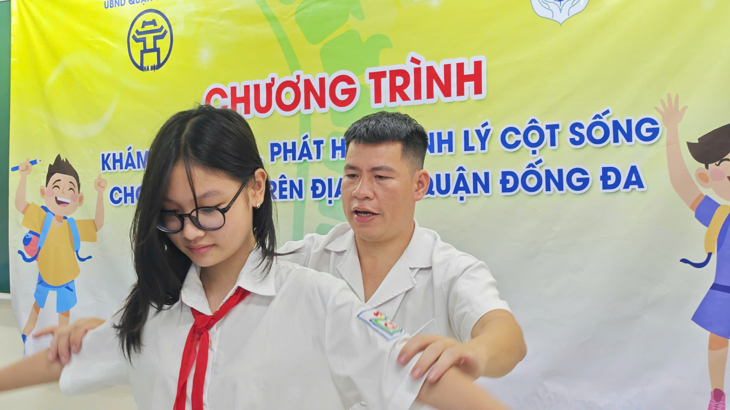 Bệnh viện Châm cứu Trung ương khám sàng lọc, tư vấn và điều trị bệnh lý cột sống cho học sinh quận Đống Đa