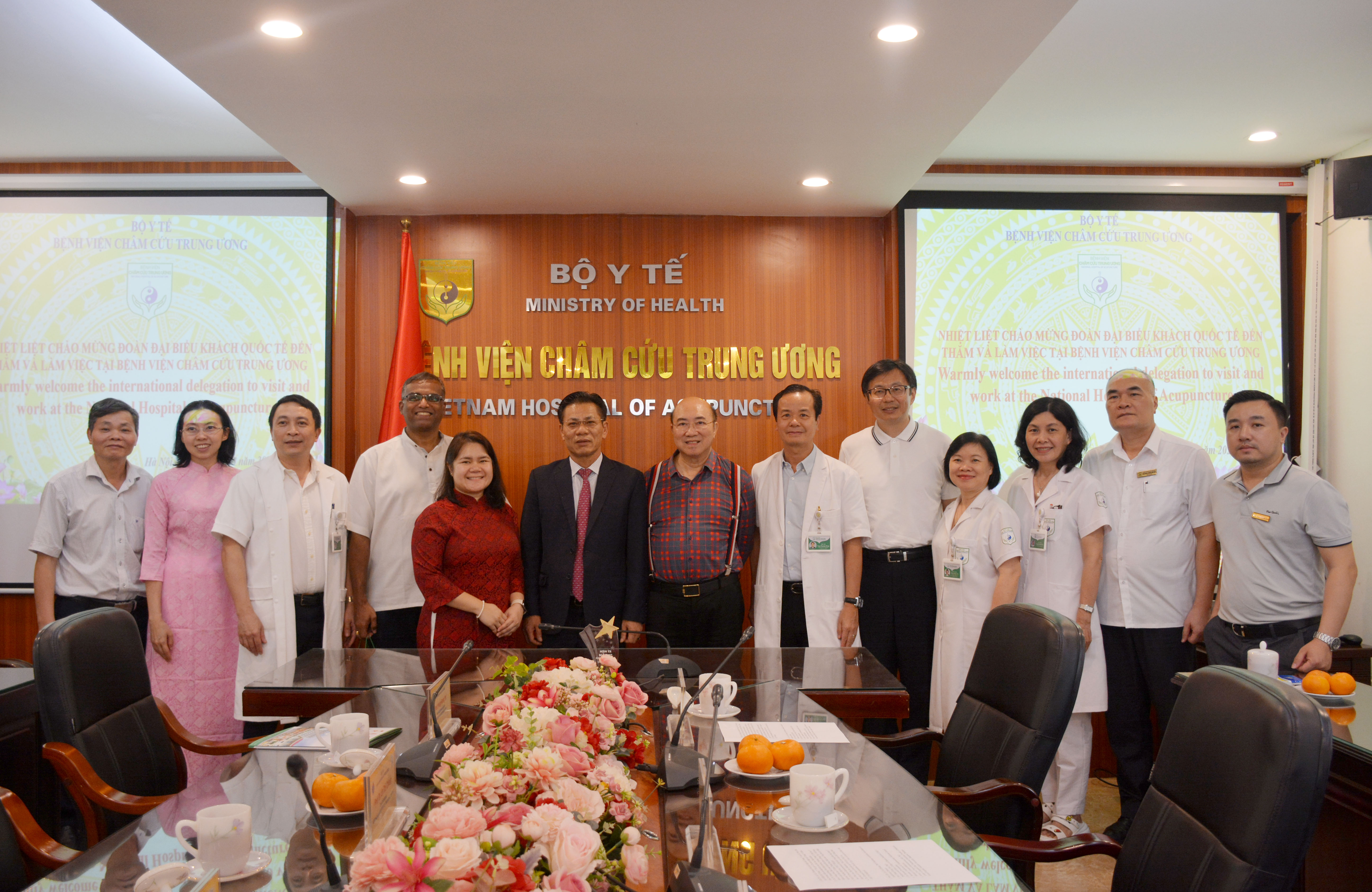 Đoàn chuyên gia Quốc tế tới thăm và làm việc tại Bệnh viện Châm cứu TW