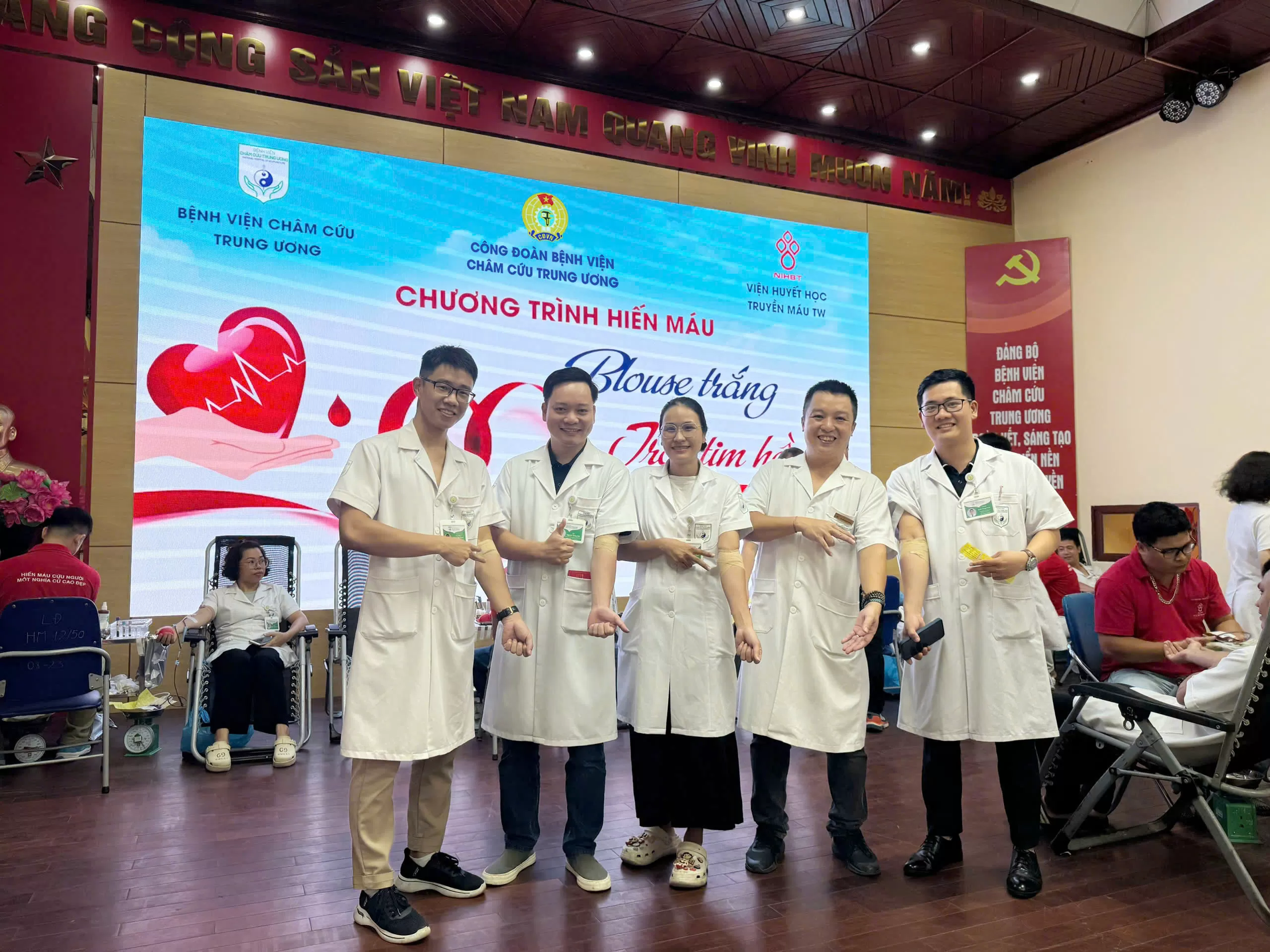 Hơn 100 đơn vị máu được hiến tặng trong chương trình “Blouse trắng- trái tim hồng”