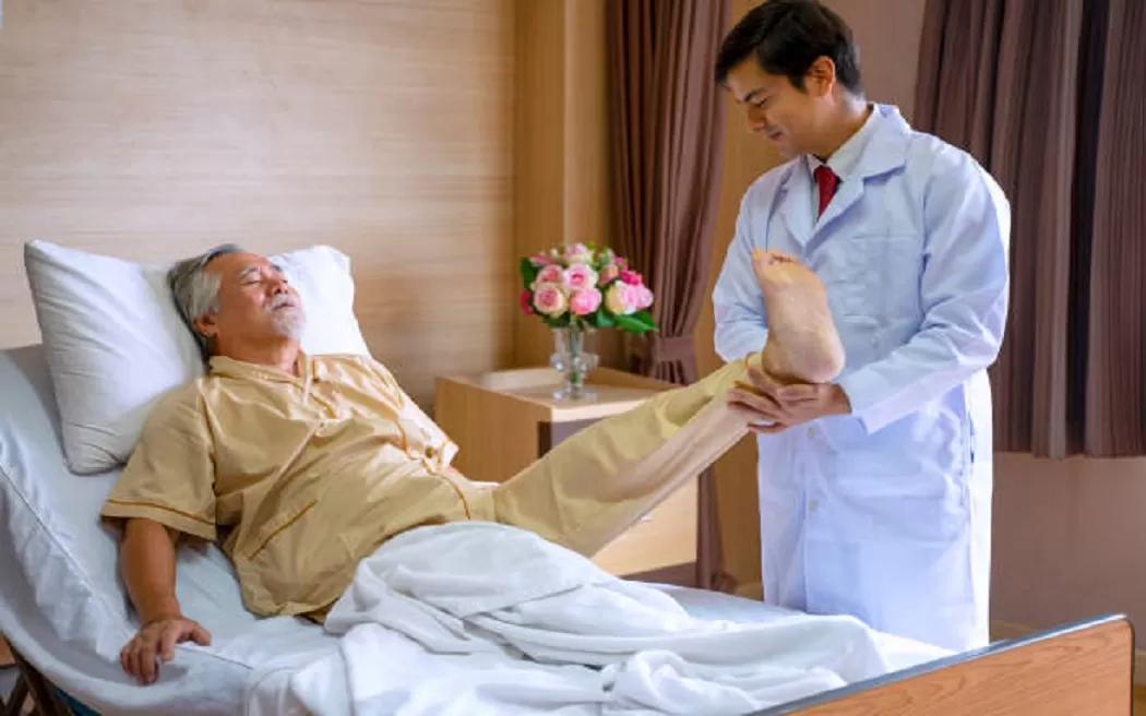 Liệt nửa người do tai biến mạch máu não – Nguyên nhân, triệu chứng và phương pháp châm cứu hỗ trợ điều trị