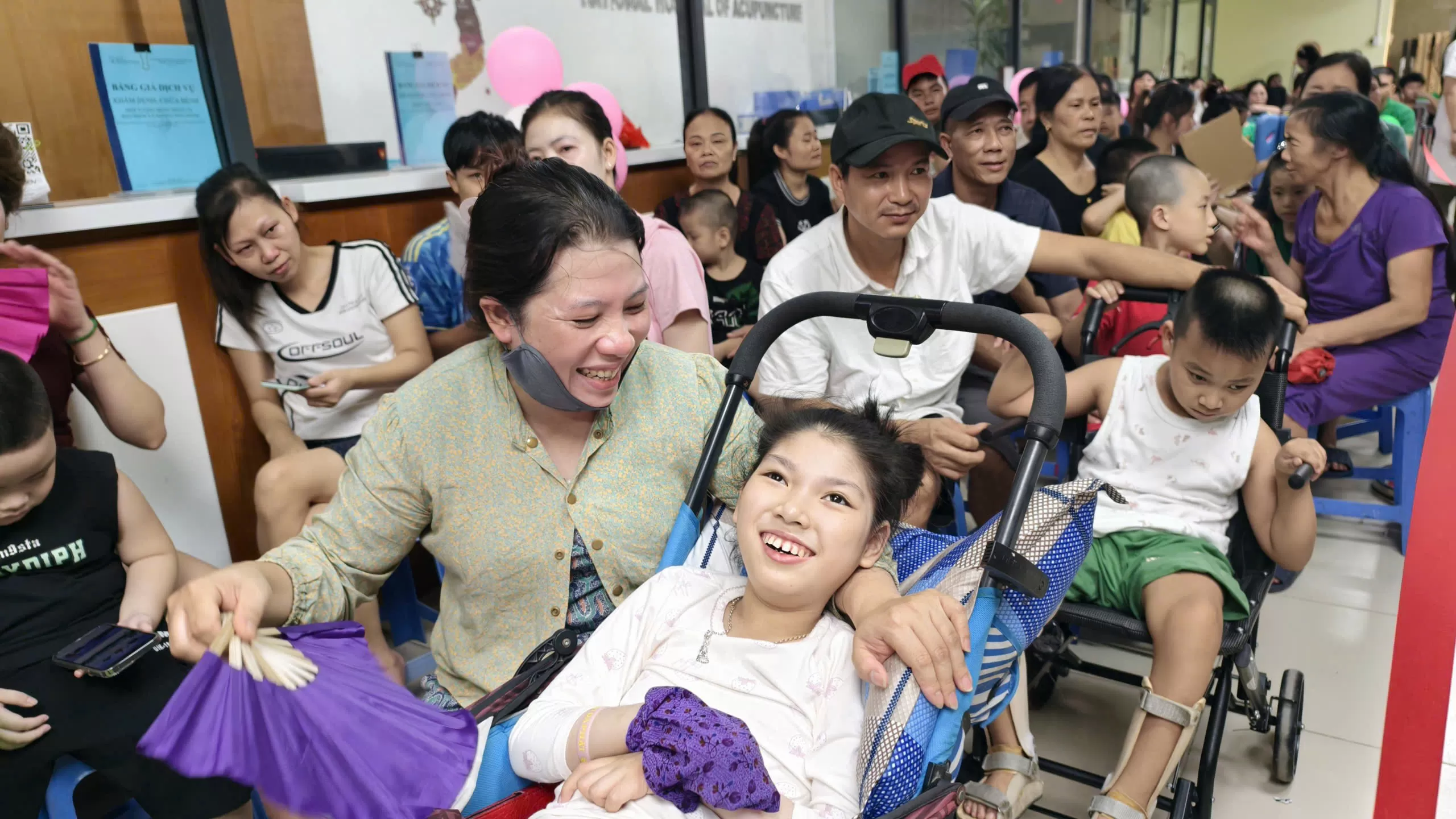 Bé cùng chơi trăng: Tết Trung thu ấm áp ở Bệnh viện Châm cứu Trung ương