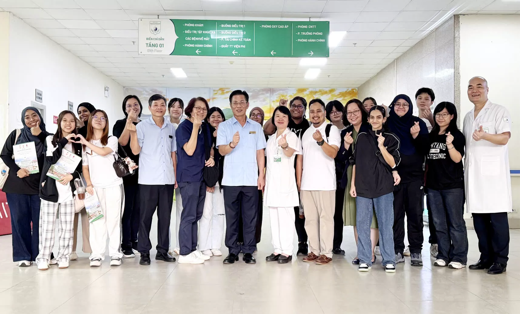 SINH VIÊN TRƯỜNG BÁCH KHOA NANYANG - SINGAPORE THĂM VÀ TÌM HIỂU VỀ CHÂM CỨU VIỆT NAM TẠI BỆNH VIỆN CHÂM CỨU TRUNG ƯƠNG