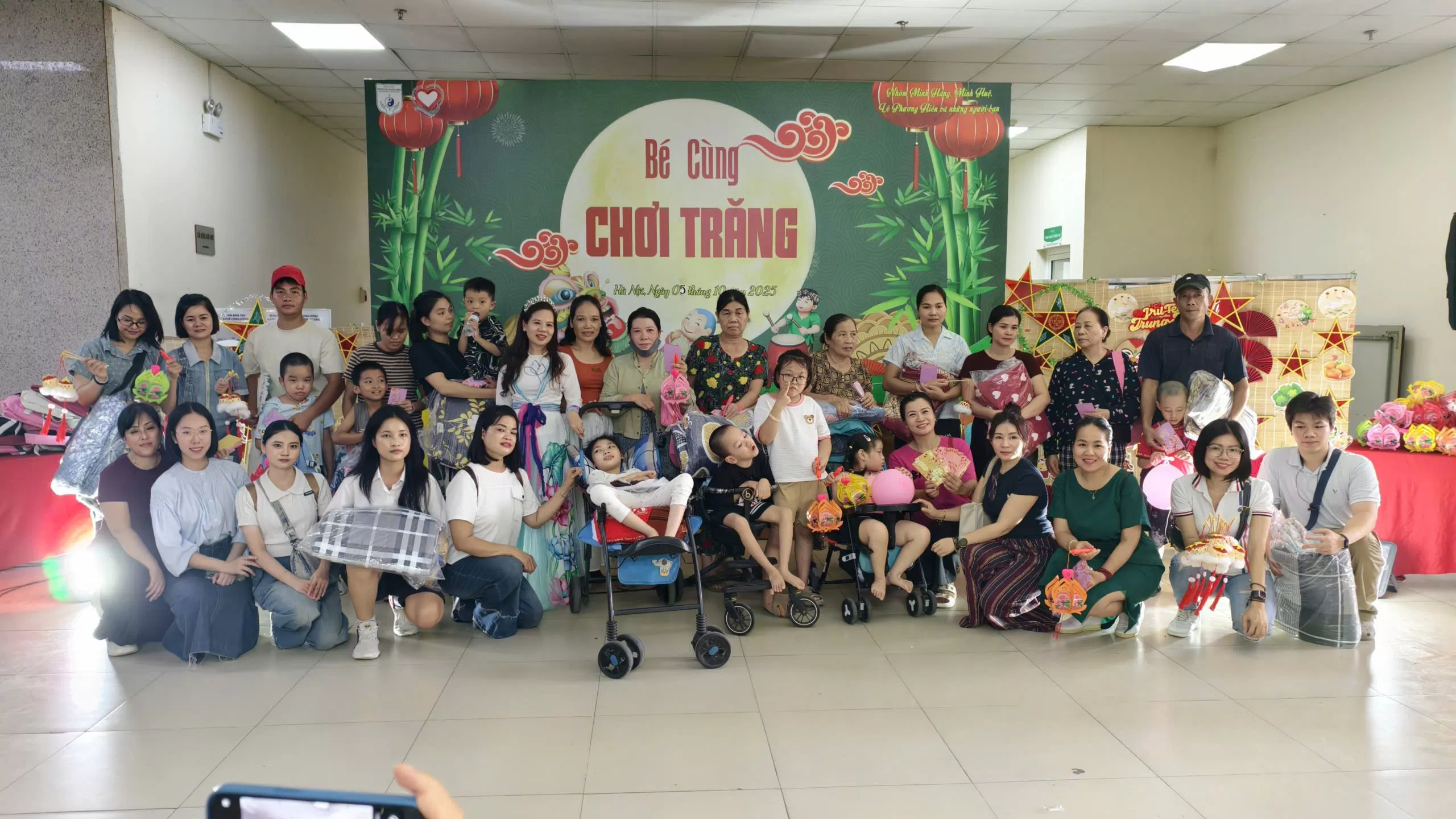 Bé cùng chơi trăng: Tết Trung thu ấm áp ở Bệnh viện Châm cứu Trung ương