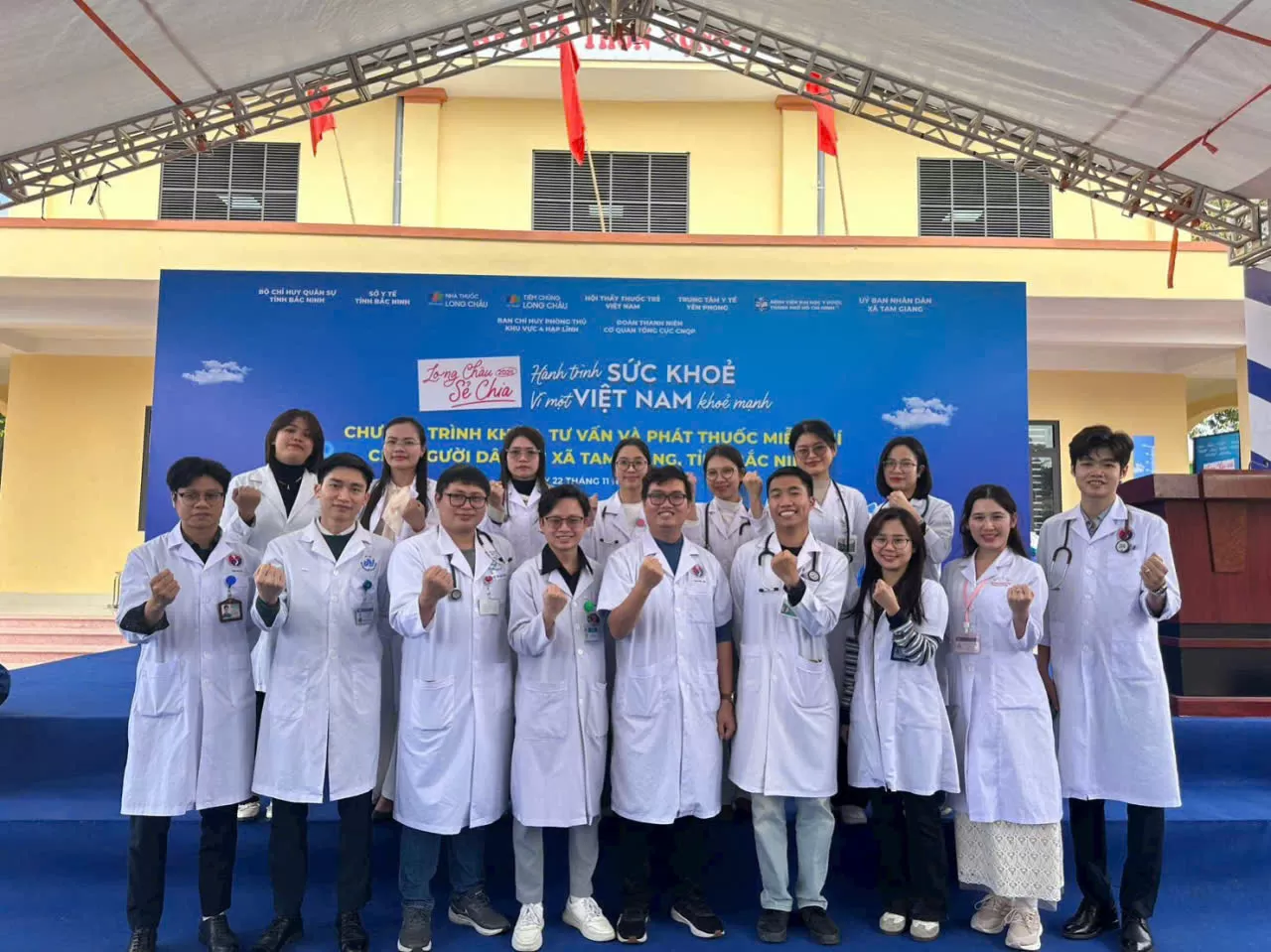 Bác sĩ trẻ Bệnh viện Châm cứu Trung ương khám, cấp thuốc miễn phí cho người dân thôn Vọng Nguyệt - Bắc Ninh