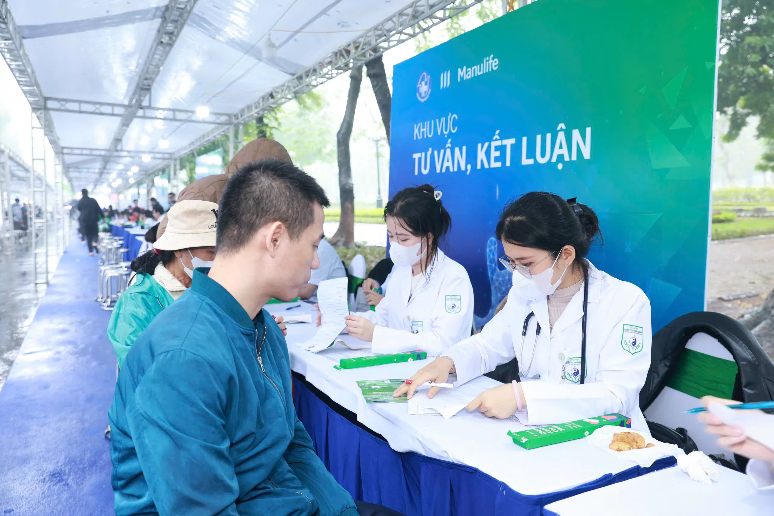 Đoàn bác sĩ trẻ Bệnh viện Châm cứu Trung ương tham gia khám, chữa bệnh miễn phí cho người dân Thủ đô