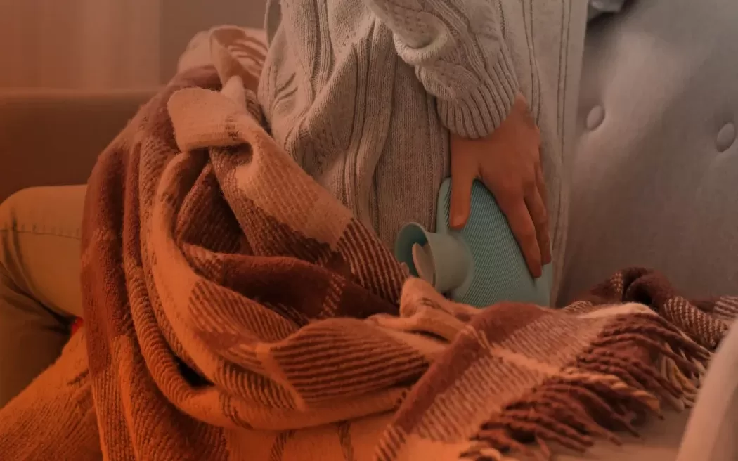 Tại sao trời trở lạnh lại đau lưng? Nguyên nhân chi tiết và các dấu hiệu cảnh báo