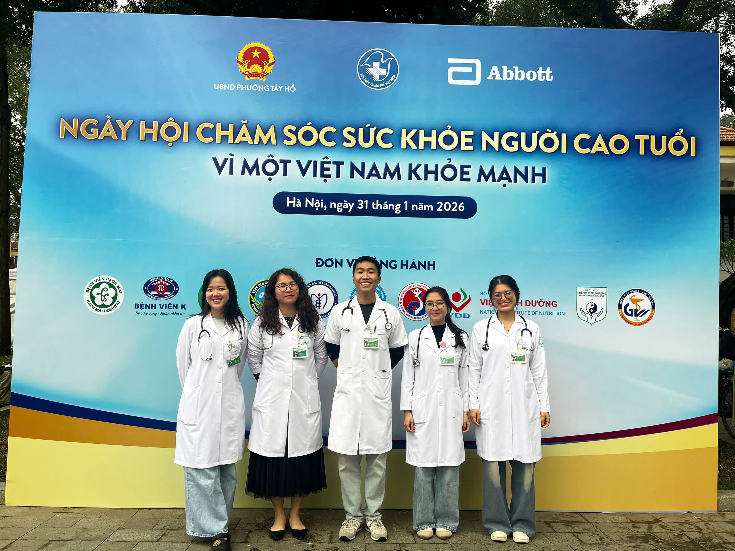 Bác sĩ trẻ Bệnh viện Châm cứu Trung ương tham gia khám, tư vấn sức khỏe cho hơn 1.000 người cao tuổi Thủ đô