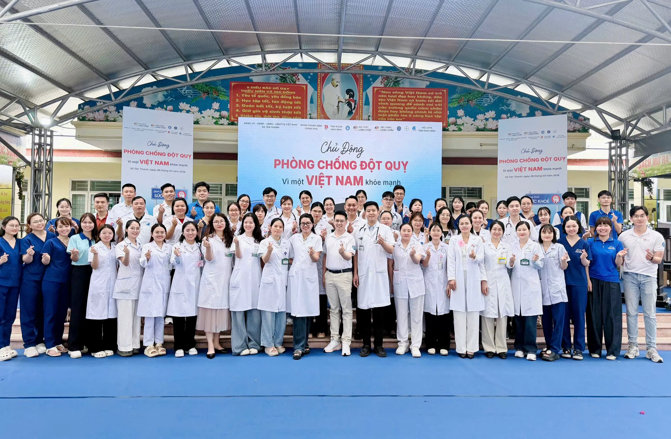 ĐOÀN THANH NIÊN BỆNH VIỆN CHÂM CỨU TRUNG ƯƠNG TÍCH CỰC THAM GIA KHÁM BỆNH THIỆN NGUYỆN TẠI NINH BÌNH