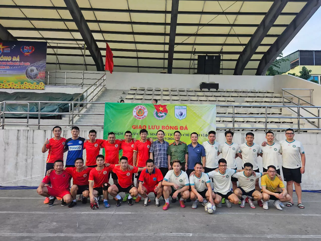 Sôi nổi trận giao hữu bóng đá chào mừng 136 năm Ngày sinh Chủ tịch Hồ Chí Minh