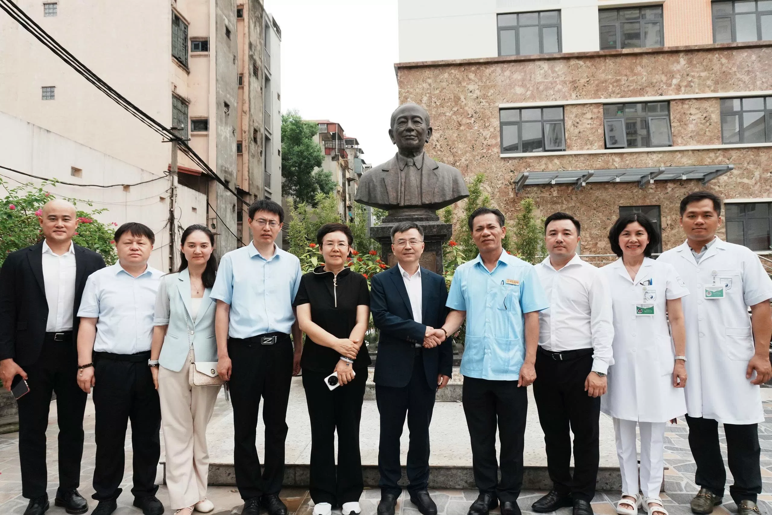 Đoàn đại biểu Viện Khoa học Trung Y Trung Quốc thăm và làm việc tại Bệnh viện Châm cứu Trung ương