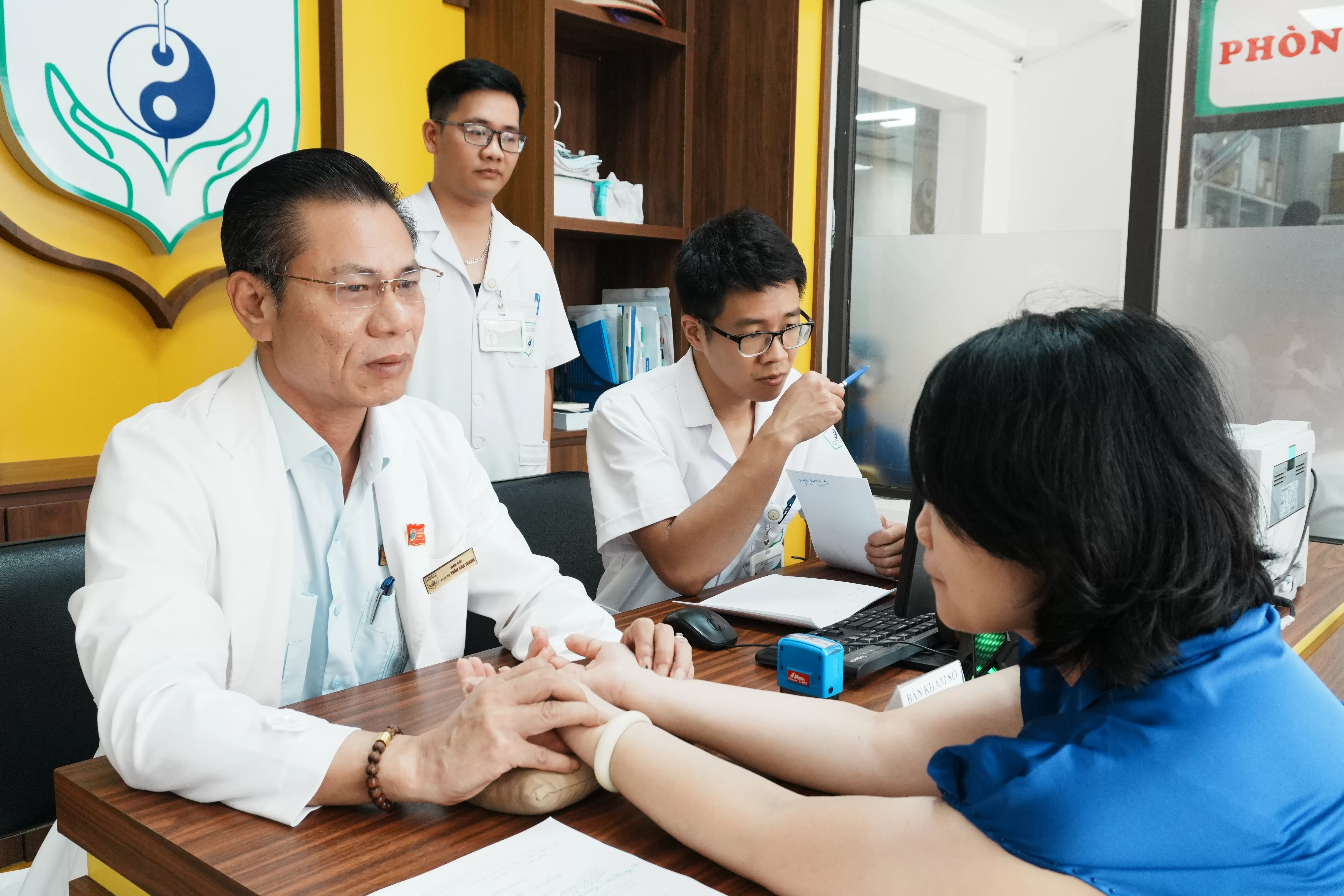 Bệnh viện Châm cứu Trung ương khám, tư vấn sức khỏe cho cán bộ, viên chức UBND phường Đống Đa