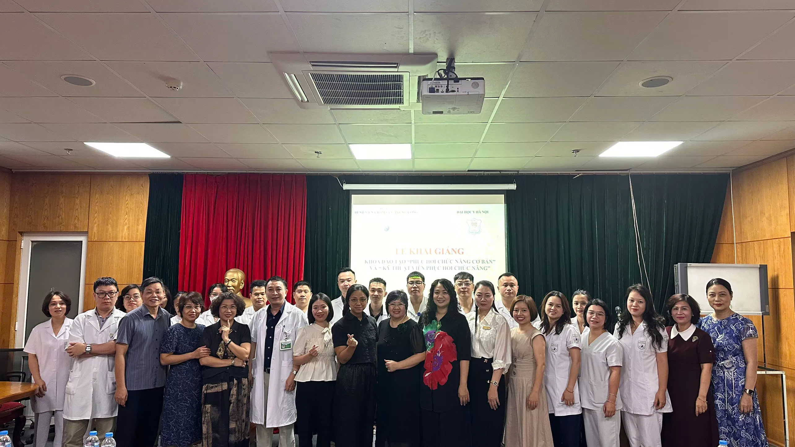 Lễ khai giảng khóa đào tạo phục hồi chức năng cơ bản khóa 8 và kỹ thuật viên phục hồi chức năng khóa 10