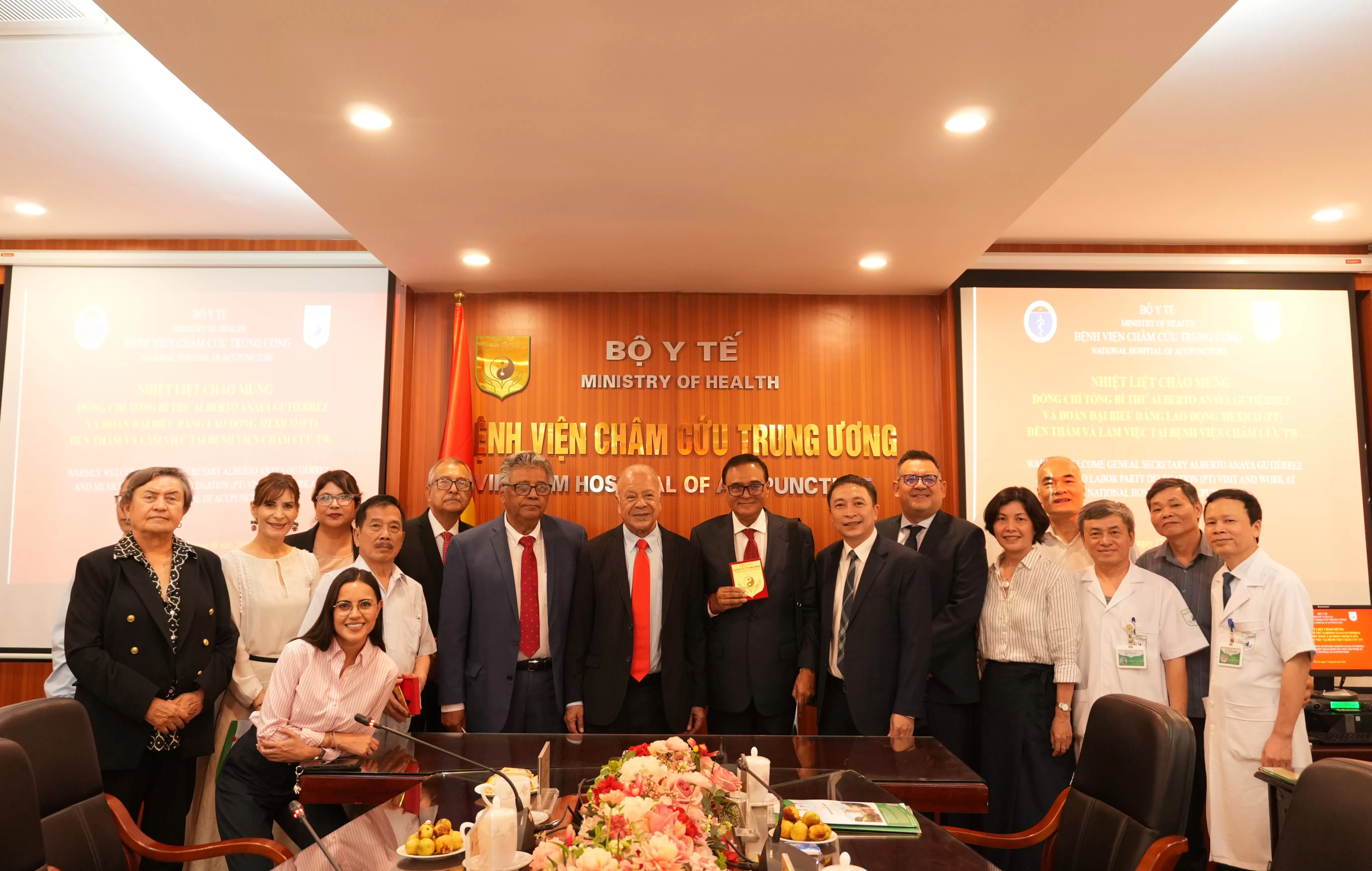 Tổng Bí thư Đảng Lao động Mexico thăm và làm việc tại Bệnh viện Châm cứu Trung ương