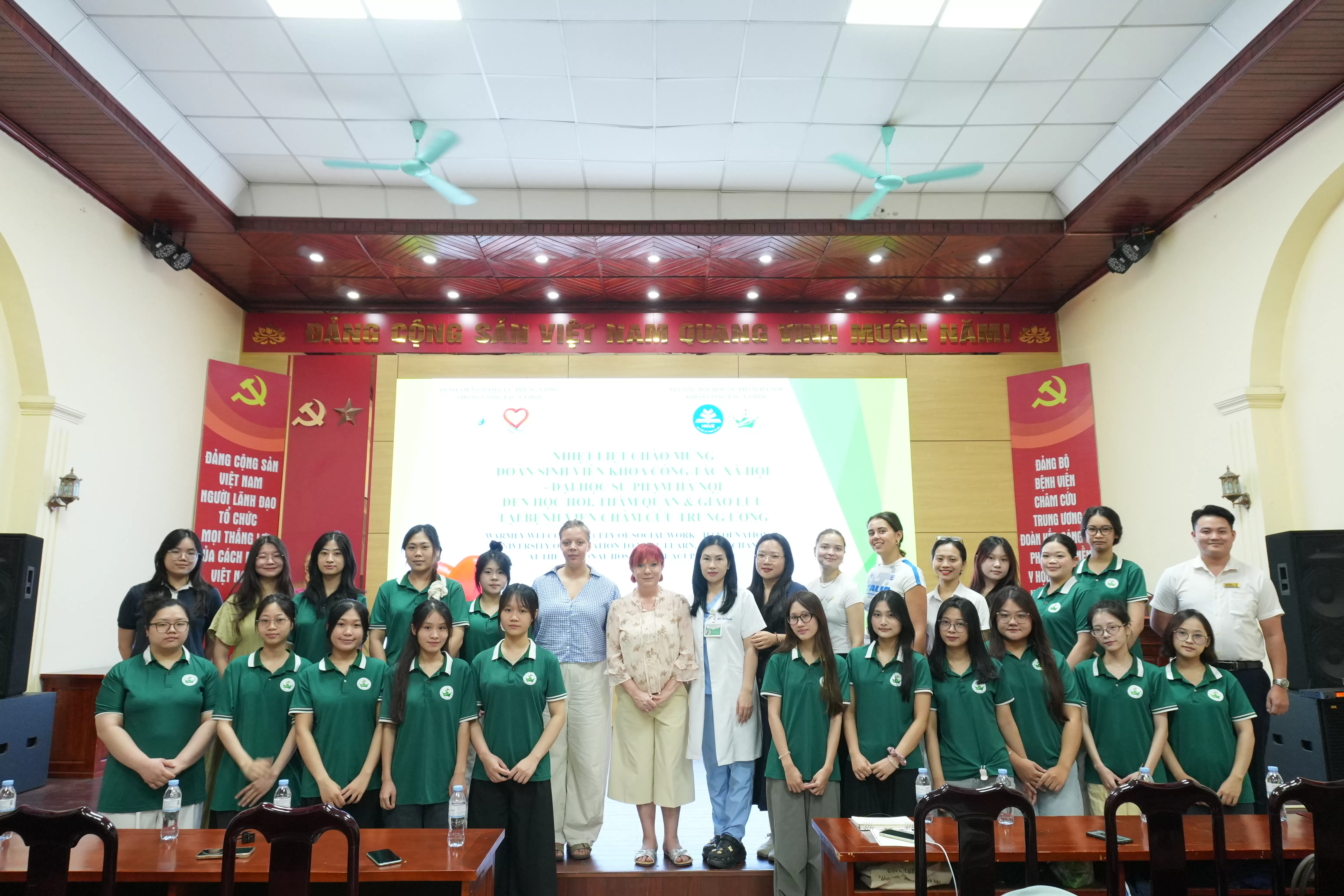 Đoàn sinh viên quốc tế tìm hiểu mô hình Công tác xã hội tại Bệnh viện Châm cứu Trung ương