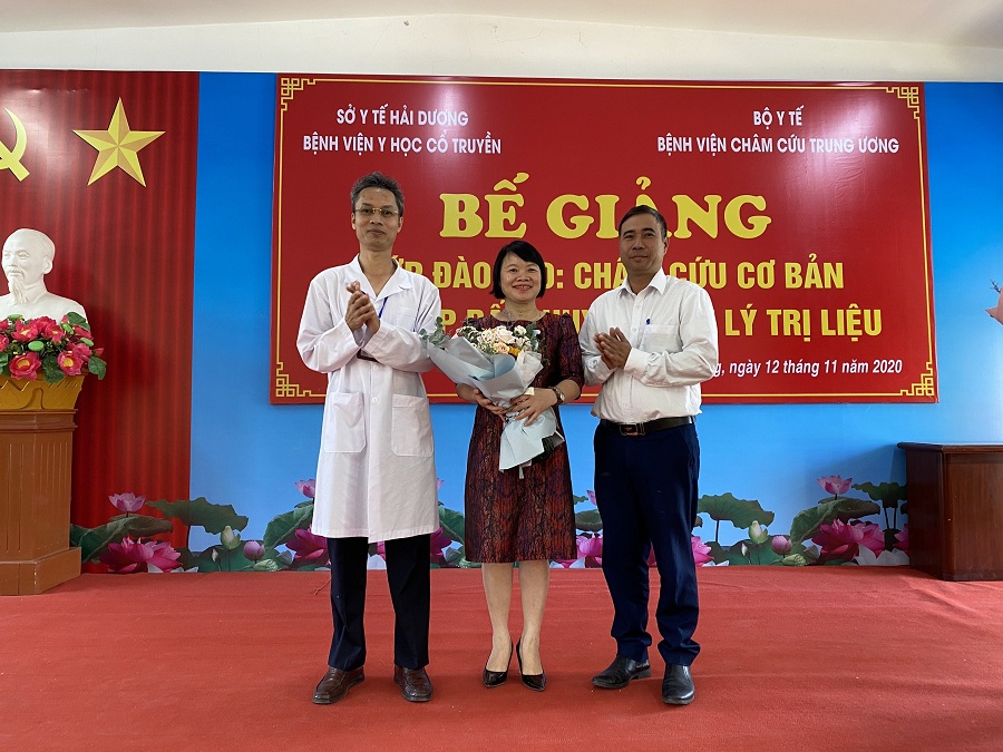 Bế giảng lớp “Châm cứu cơ bản và Xoa bóp bấm huyệt” tại Bệnh viện Y Học Cổ Truyền Hải Dương