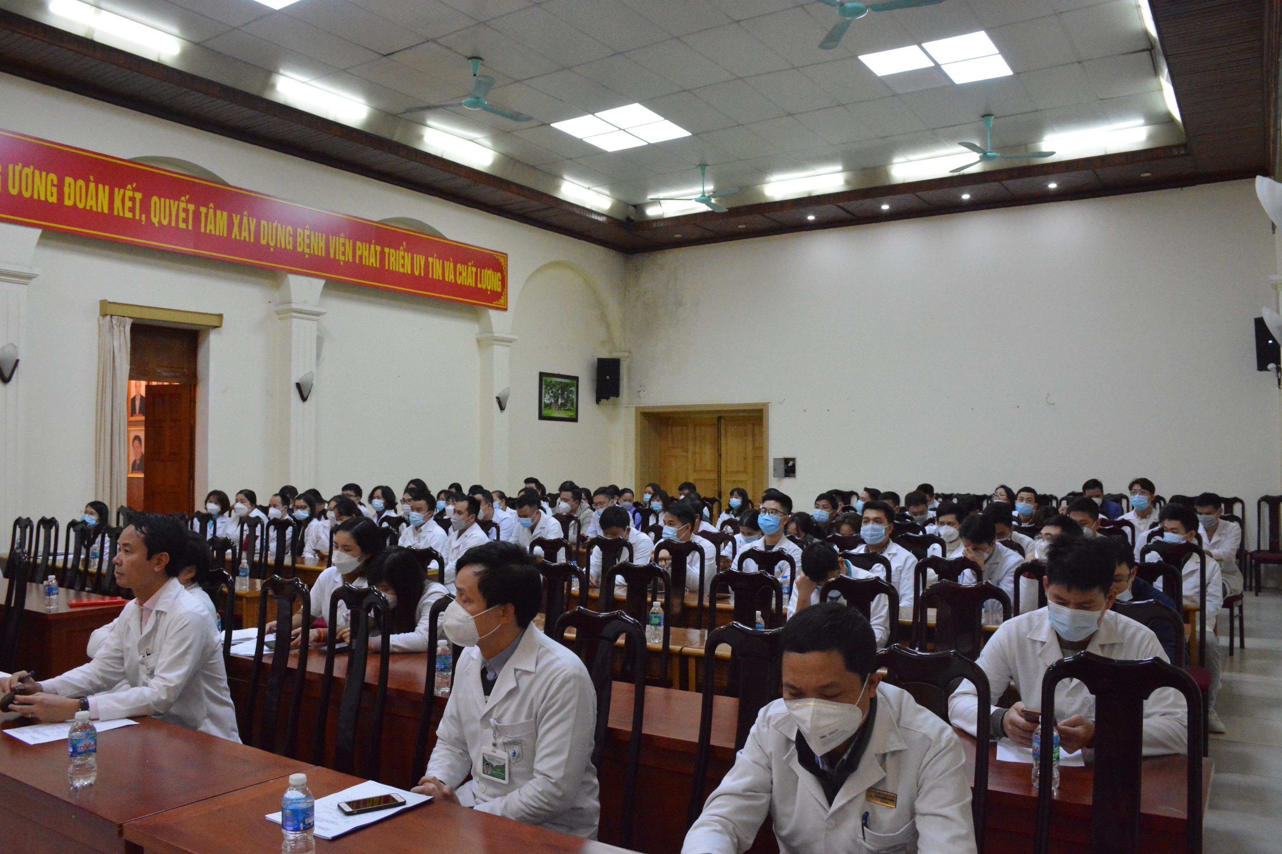 TẬP HUẤN ĐIỀU TRỊ COVID 19 VÀ ĐIỀU TRỊ HẬU COVID 19 TẠI BỆNH VIỆN CHÂM CỨU TRUNG ƯƠNG