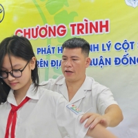 Bệnh viện Châm cứu Trung ương khám sàng lọc, tư vấn và điều trị bệnh lý cột sống cho học sinh quận Đống Đa